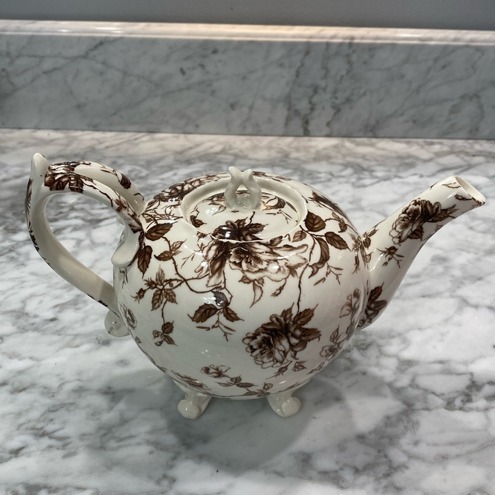 Peppertree 🌹 tabletops wishbone handle, footed, teapot brown flower toil rare